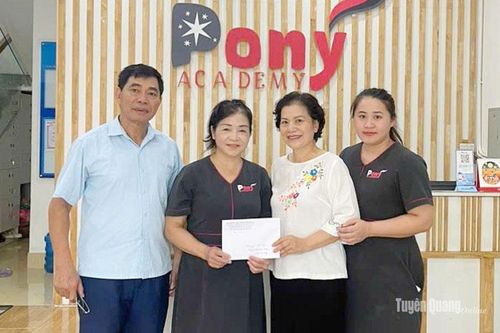 Hội Khuyến học tỉnh trao 20 triệu đồng hỗ trợ các cơ sở giáo dục bị thiệt hại do mưa lũ