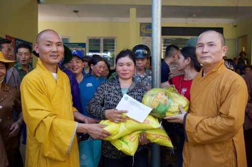 Phân ban Hoằng Pháp đồng bào Dân tộc thiểu số T.Ư, Phân ban Ni giới Trà Vinh cứu trợ các tỉnh