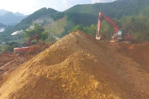 Quan Hóa (Thanh Hóa): Hạ thấp độ cao đồi bản Đỏ bị nứt để giảm tải chống sạt lở
