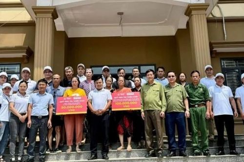 Báo Xây dựng thăm và tặng quà cho các đồng chí thương binh, gia đình chính sách bị ảnh hưởng bão lũ tại Yên Bái