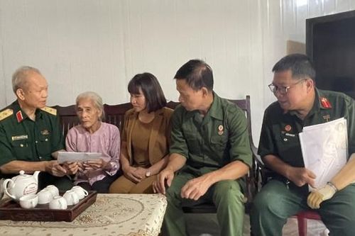 Yên Bái: Tặng quà hỗ trợ gia đình thân nhân liệt sỹ bị thiệt hại do bão số 3