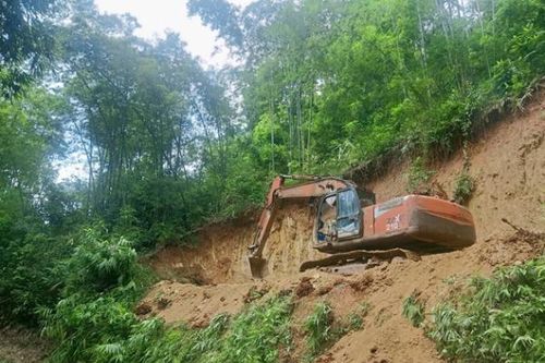 San gạt quả đồi có dấu hiệu sạt lở để cứu bản Đỏ