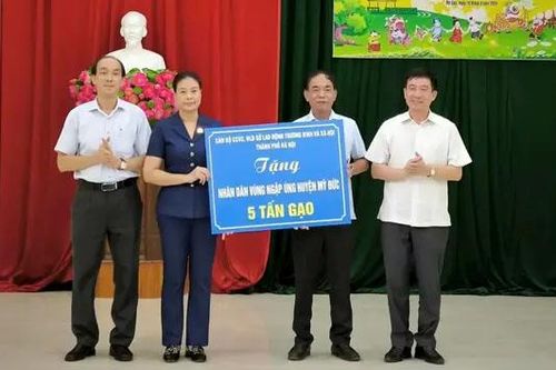 Trao 5 tấn gạo hỗ trợ người dân huyện Mỹ Đức