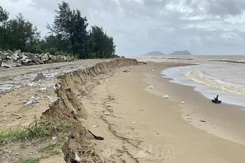 Mưa lớn, sạt lở bờ biển nghiêm trọng tại Hà Tĩnh
