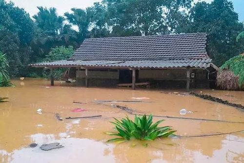 Hàng trăm nhà dân ngập sâu do mưa lớn tại Quảng Bình