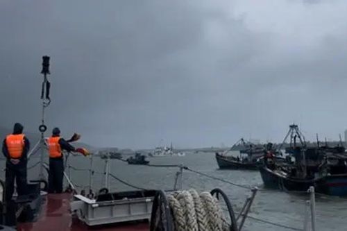 Quảng Bình: tàu hàng trôi dạt do hoàn lưu bão số 4