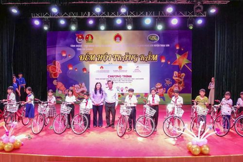 Trao tặng xe đạp cho học sinh có hoàn cảnh khó khăn tỉnh An Giang