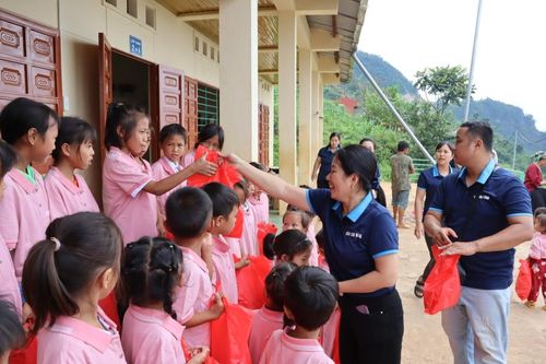 Trao hàng hóa cứu trợ đến tay người dân hai xóm Phia Viềng và Lũng Khỉnh, xã Đa Thông (Hà Quảng)