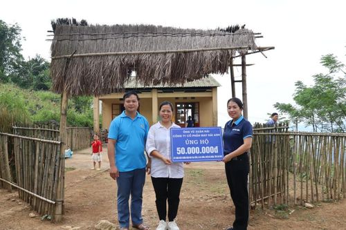 Trao kinh phí hỗ trợ xây dựng điểm trường mầm non Phja Viềng, xã Đa Thông (Hà Quảng)