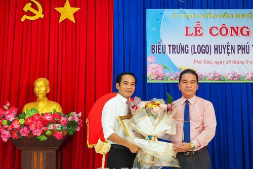 Họa sĩ Tô Minh Tấn đoạt giải Nhất Cuộc thi Sáng tác biểu trưng huyện Phú Tân