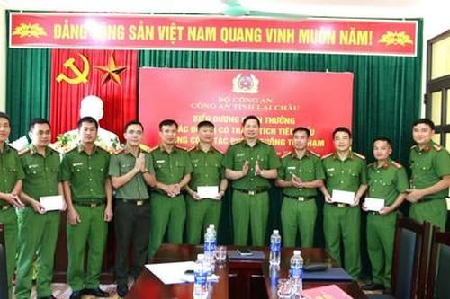 Công an xã mưu trí bắt 2 đối tượng lợi dụng mưa bão mua bán 6 bánh heroin