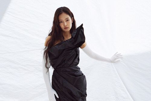 Sao Kpop 20/9: Jennie nói về bê bối hút thuốc, Kim Tae Hee 'trốn con' hẹn hò