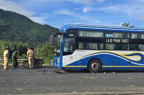 Tin tai nạn giao thông ngày 20/9: Xe khách va chạm xe máy, 2 cha con tử vong