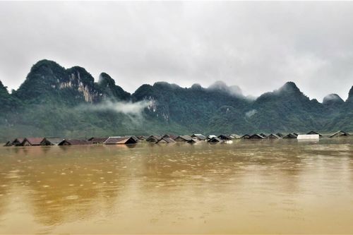 Nước lũ cuồn cuộn chia cắt bản làng, 600 hộ dân Quảng Bình nguy cơ bị nhấn chìm