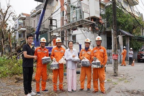 Nhân dân tiếp sức thợ điện khắc phục sự cố sau bão