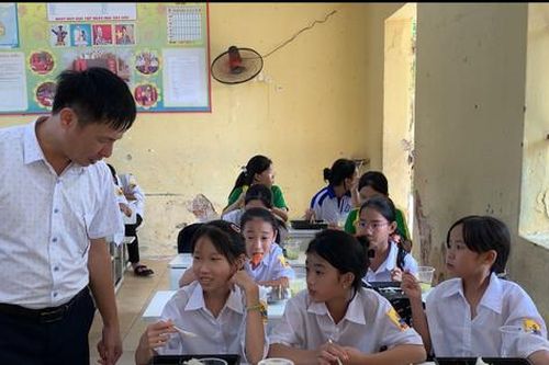 Ấm áp nghĩa tình thầy trò ngày ngập lụt
