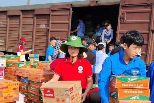 Chuyến hàng đầu tiên vận chuyển bằng đường sắt từ thành phố Hồ Chí Minh đã đến với đồng bào vùng bão lũ tỉnh Phú Thọ