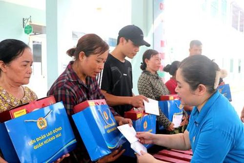 Liên đoàn Lao động quận Hoàng Mai thăm, tặng quà nhân dân bị ngập lụt ở xã Xuân Sơn