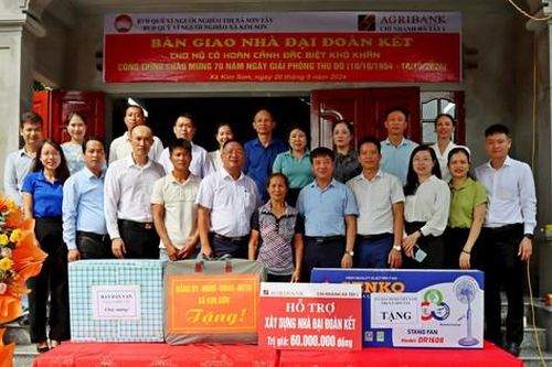 Sơn Tây: Bàn giao nhà Đại đoàn kết cho ba hộ gia đình có hoàn cảnh khó khăn