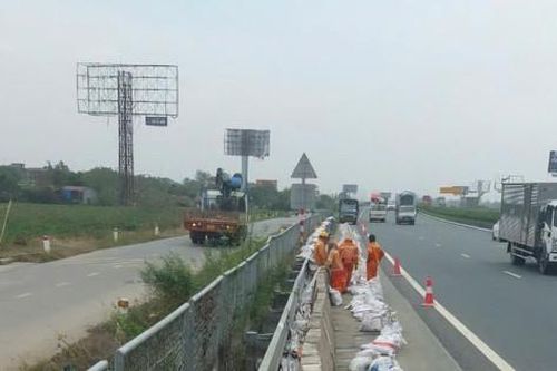 Xây dựng tường chắn bê tông chống úng ngập trên cao tốc Pháp Vân - Cầu Giẽ