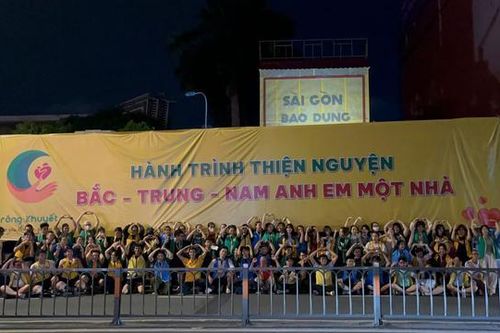 Quỹ Trăng Khuyết và Hội Chữ Thập Đỏ tỉnh Cao Bằng trao tận tay tấm lòng của bà con phía Nam tới từng hộ dân