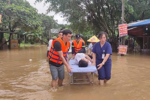 Đêm kinh hoàng của 'chiến sĩ' áo trắng dành giật sự sống cho người dân trong mưa lũ