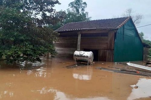 Mưa lớn sau bão số 4, nước sông dâng cao khiến nhiều nhà dân bị ngập