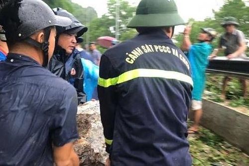 Mưa lớn kéo dài sau bão số 4 gây sạt lở, hàng chục hộ dân ở Nghệ An phải di dời