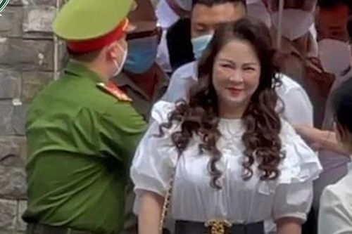 Sự thật về bức hình bà Nguyễn Phương Hằng tóc xoăn rạng rỡ ra khỏi trại giam sau khi được mãn hạn tù