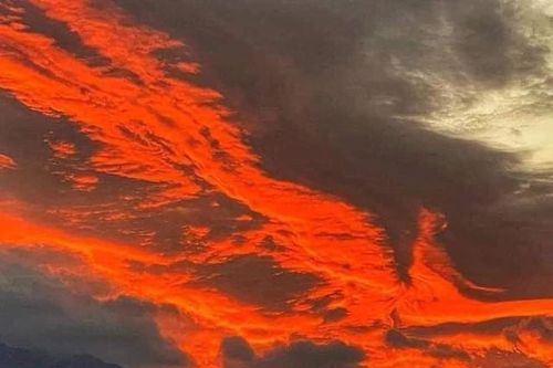 Chuyên gia lý giải đám mây màu đỏ lạ kỳ trên bầu trời Lào Cai