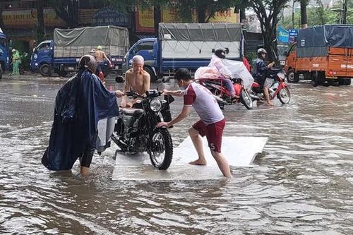 Nhiều tuyến phố Hà Nội ngập úng, có nơi ngập trên 40cm
