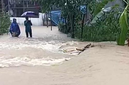 Tìm thấy thi thể người mẹ bị lũ cuốn khi chở 2 con đi học về