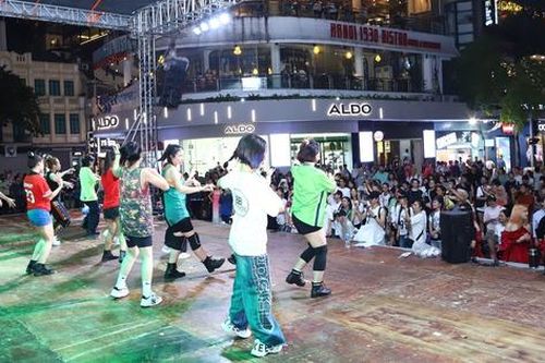 Người dân 'nhún nhảy' theo nhạc trong đêm tổng duyệt chương trình Ngày Dinh dưỡng cộng đồng Việt Nam lần 3