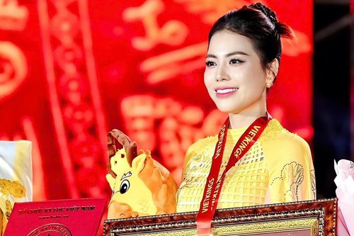 Nhà thiết kế Thoa Trần: 'Tôi luôn nhắc học trò hãy tôn vinh di sản Việt trên tà áo dài'