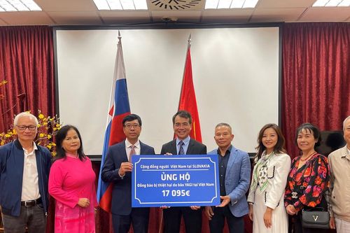 Cộng đồng người Việt tại Slovakia ủng hộ đồng bào bị bão lũ trong nước hơn 17 nghìn euro