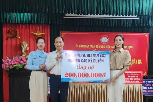 Hoa hậu Kỳ Duyên về quê Nam Định trao tiền giúp đỡ đồng bào bị thiên tai