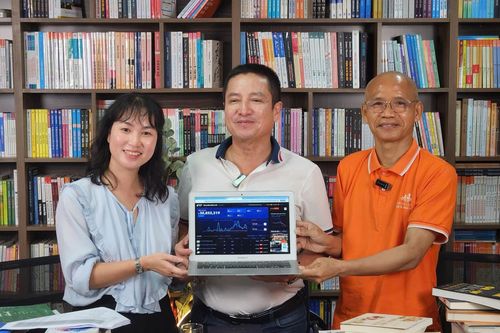 NSƯT Chí Trung livestream bán sách ủng hộ đồng bào vùng lũ