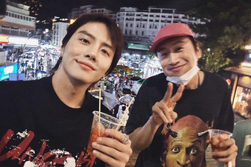 Lee Kwang Soo đi Đà Lạt ăn bắp nướng mỡ hành, dâu lắc muối tôm
