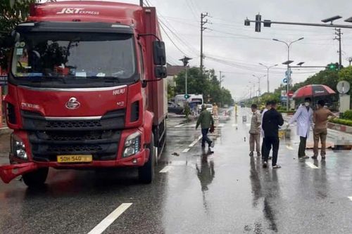 Ôtô gây tai nạn liên hoàn, hai vợ chồng ở Hà Tĩnh tử vong