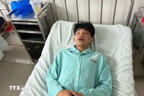 Một học sinh phải nhập viện sau khi bị đánh hội đồng trước cổng trường