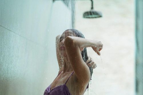 Tắm nước lạnh hay nước nóng tốt hơn?