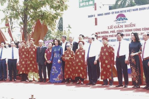 Long Biên – gắn biển Chào mừng 70 năm Giải phóng Thủ đô nhiều tuyến đường