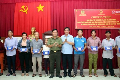 Tặng quà gia đình chính sách, khó khăn tại thành phố Cần Thơ