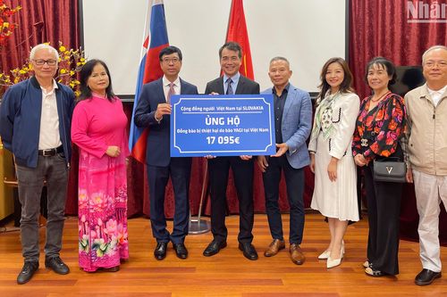 Cộng đồng người Việt tại Slovakia ủng hộ đồng bào bị bão lũ