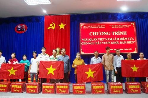 'Hải quân Việt Nam làm điểm tựa cho ngư dân vươn khơi bám biển'