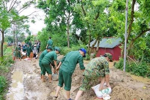 Cán bộ, chiến sĩ Nhà máy Z49 giúp dân chống lũ