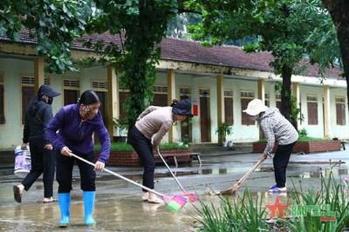 Tập trung xử lý môi trường, tổng dọn vệ sinh ở 'rốn lũ' Tân Hóa (Quảng Bình)