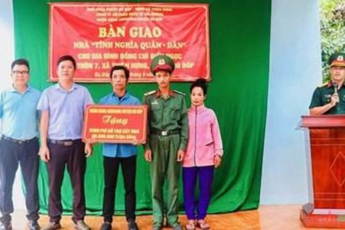 Bình Phước bàn giao nhà 'Tình nghĩa quân - dân' tặng chiến sĩ khó khăn