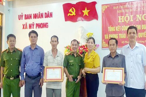Khen thưởng 2 công dân dũng cảm đuổi bắt trộm