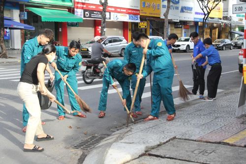 Quận Thanh Khê đồng loạt ra quân dọn vệ sinh môi trường, khơi thông cửa thu nước mặt trên các tuyến đường.